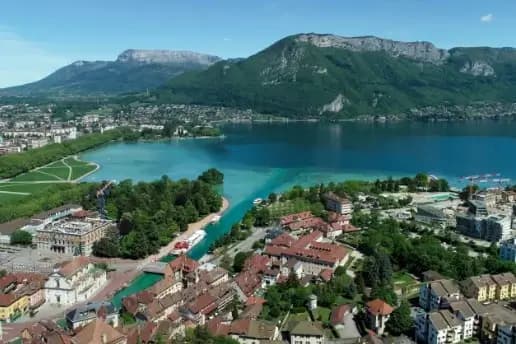 Vue d’Annecy et de son lac illustrant une campagne de distribution de flyers