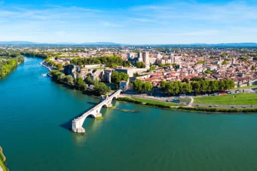 Vue d’Avignon illustrant la distribution de flyers et prospectus