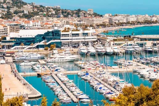 Vue de Cannes illustrant la distribution de flyers et prospectus