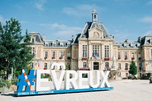Vue du centre-ville d’Évreux illustrant la distribution de flyer et prospectus