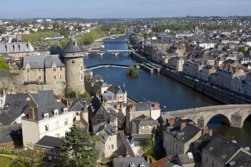 Vue du centre-ville de Laval illustrant la distribution de flyer et prospectus