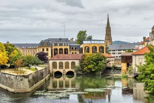 Vue de Metz illustrant une campagne de distribution de flyers