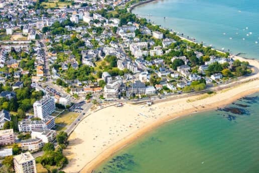 Vue du front de mer de Saint-Nazaire illustrant la distribution de flyer et prospectus