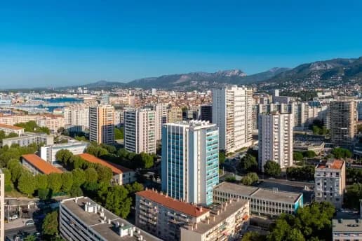 Vue de Toulon illustrant une campagne de distribution de flyers