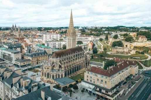Vue du centre-ville de Caen illustrant la distribution de flyer et prospectus